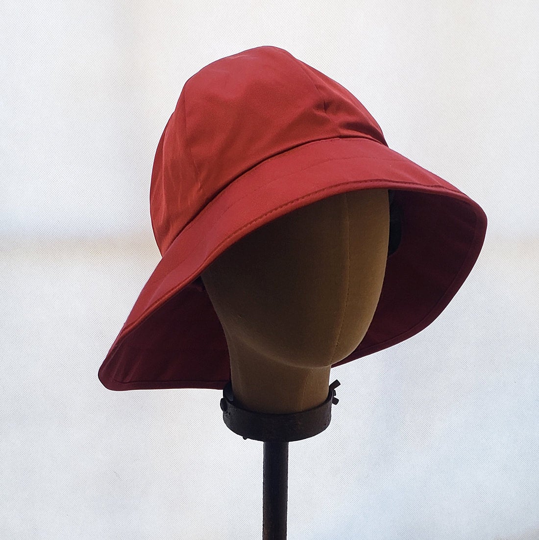 PACKABLE WIDE BRIM RAIN HAT, BRICK